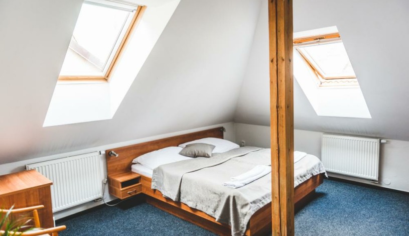 HOTEL U ČESKÉ KORUNY Hradec Králové - Dvoulůžkový pokoj s manželskou postelí